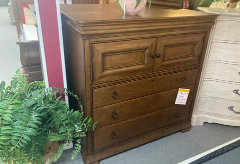 Dressing Chest